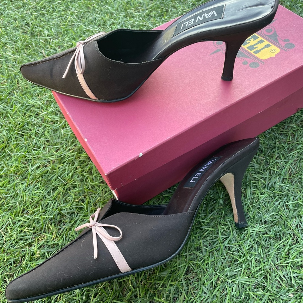 Vaneli Dale Brown Fab/Pink Bow Mules Sz8) - Picture 4 of 7